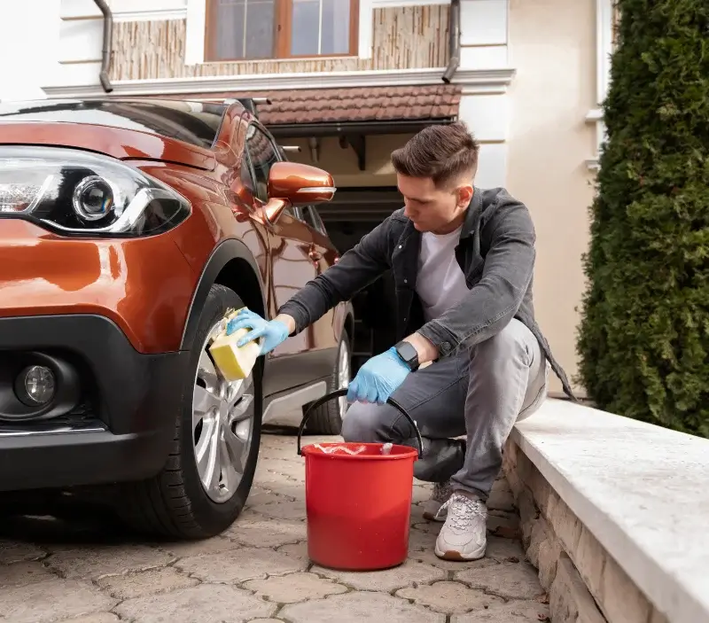 Lavage auto à domicile Port-Saint-Louis-du-Rhône : professionnel intervenant sur un véhicule